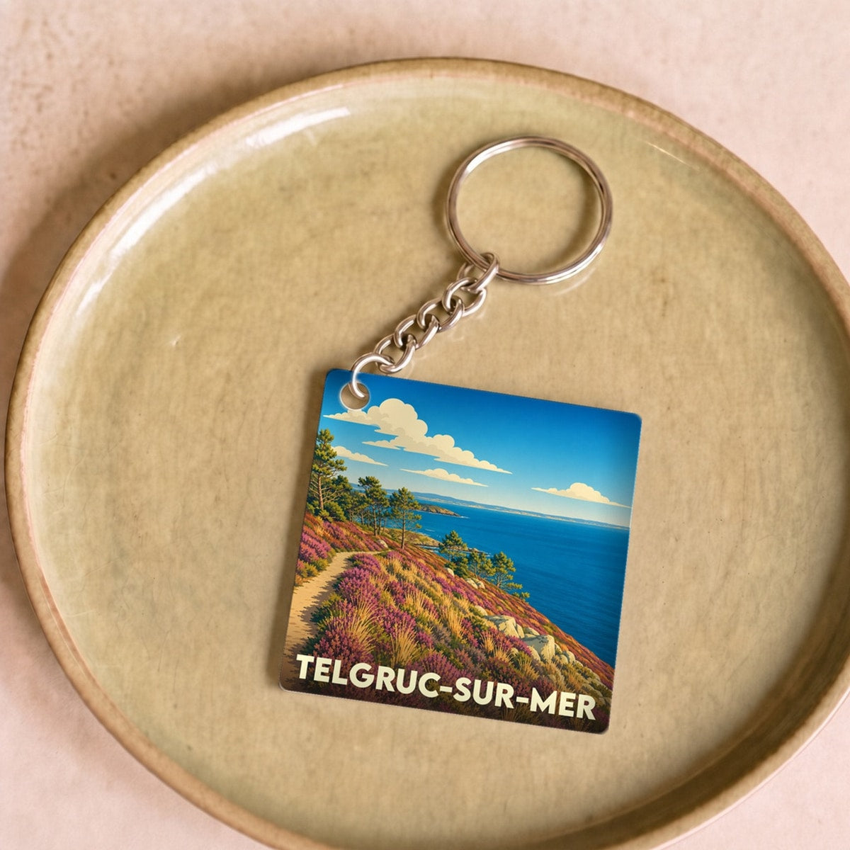 Porte-clés souvenir de la ville de Telgruc-sur-Mer avec une illustration stylisée de son paysage côtier.