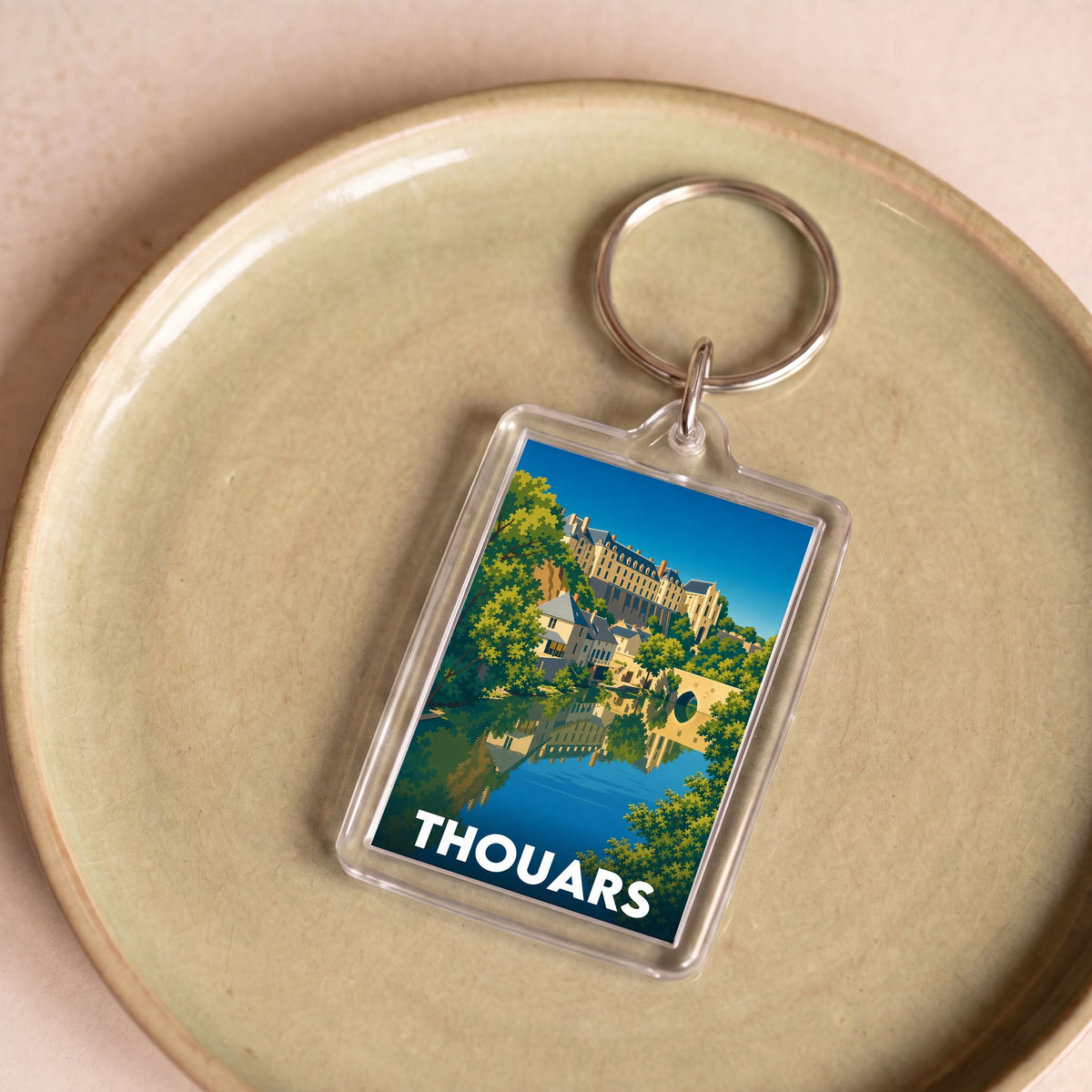 Porte-clés souvenir de la ville de Thouars avec une illustration stylisée.