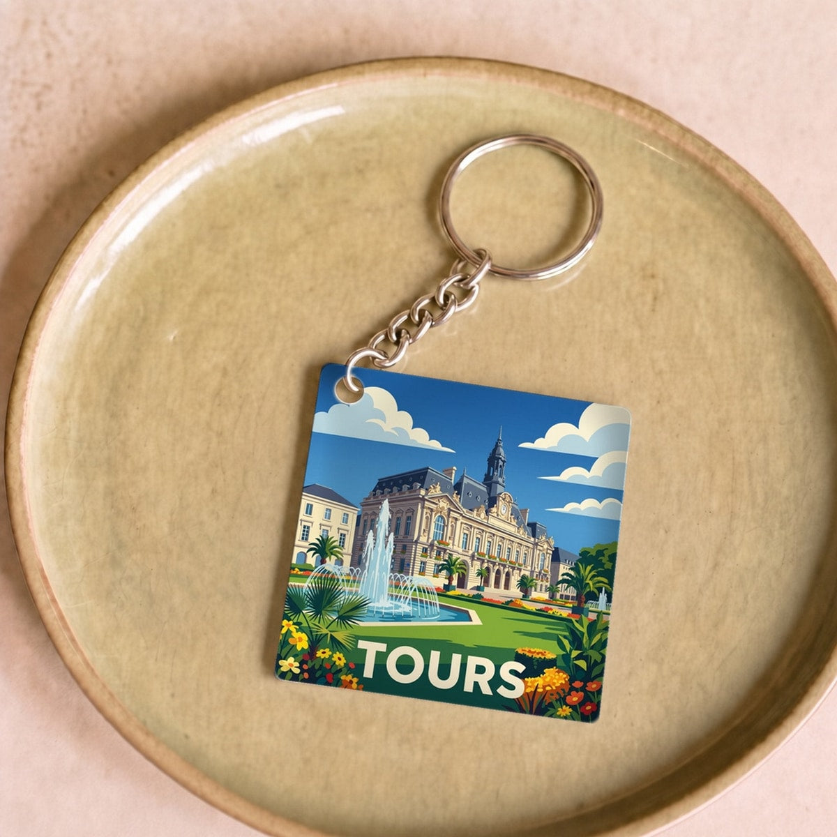 Porte-clés souvenir de la ville de Tours avec une illustration stylisée.