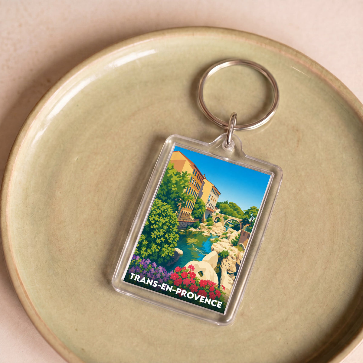 Porte-clés souvenir de la ville de Trans-en-Provence avec une illustration colorée et stylisée.