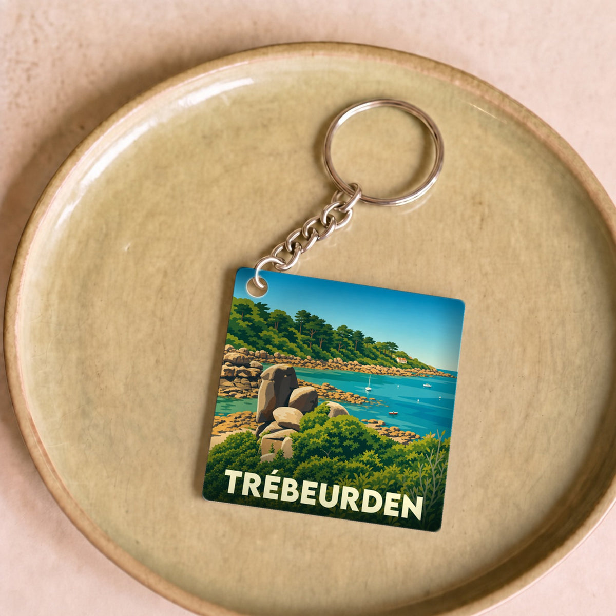 Porte-clés souvenir de la ville de Trébeurden avec une illustration stylisée de son littoral.