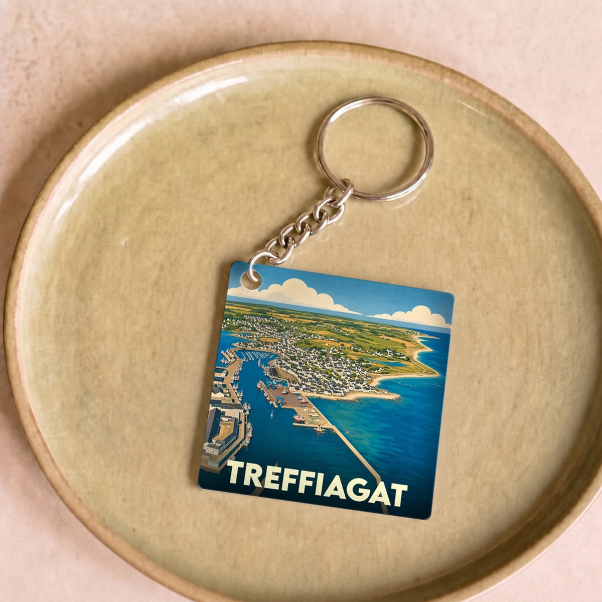 Porte-clés souvenir de la ville de Treffiagat avec une illustration stylisée de son port et de son littoral.