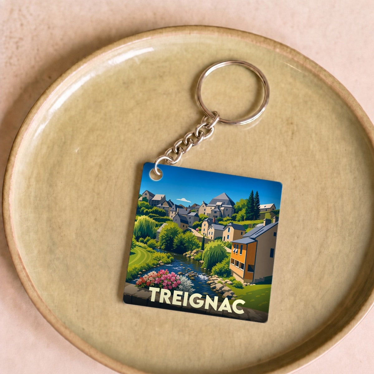 Porte-clés souvenir de la ville de Treignac avec une illustration stylisée.