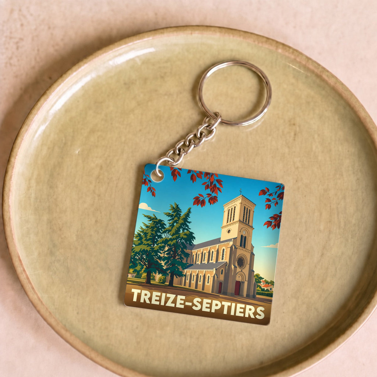 Porte-clés souvenir de la ville de Treize-Septiers avec une illustration stylisée d'une église.
