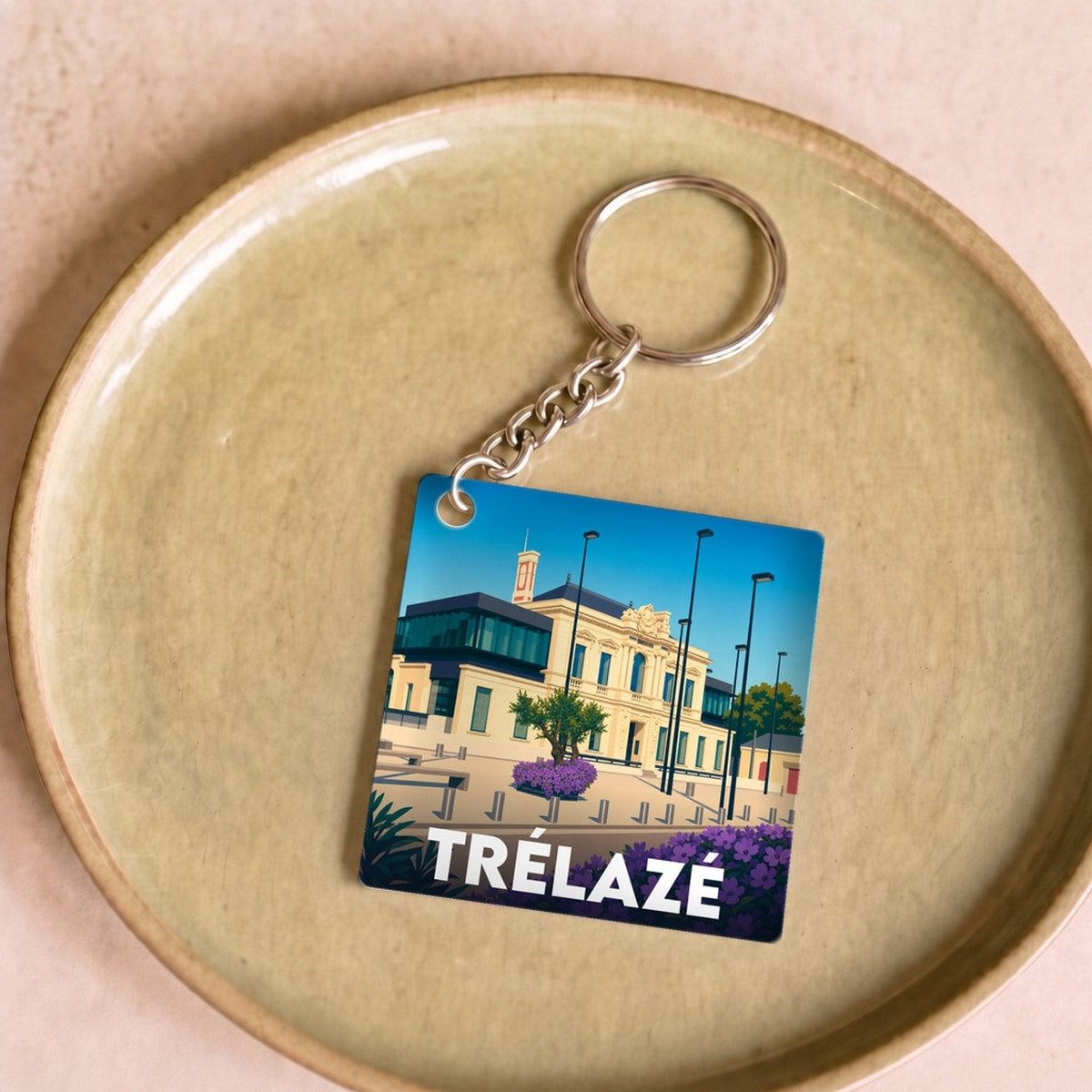Porte-clés souvenir de la ville de Trélazé avec une illustration stylisée.