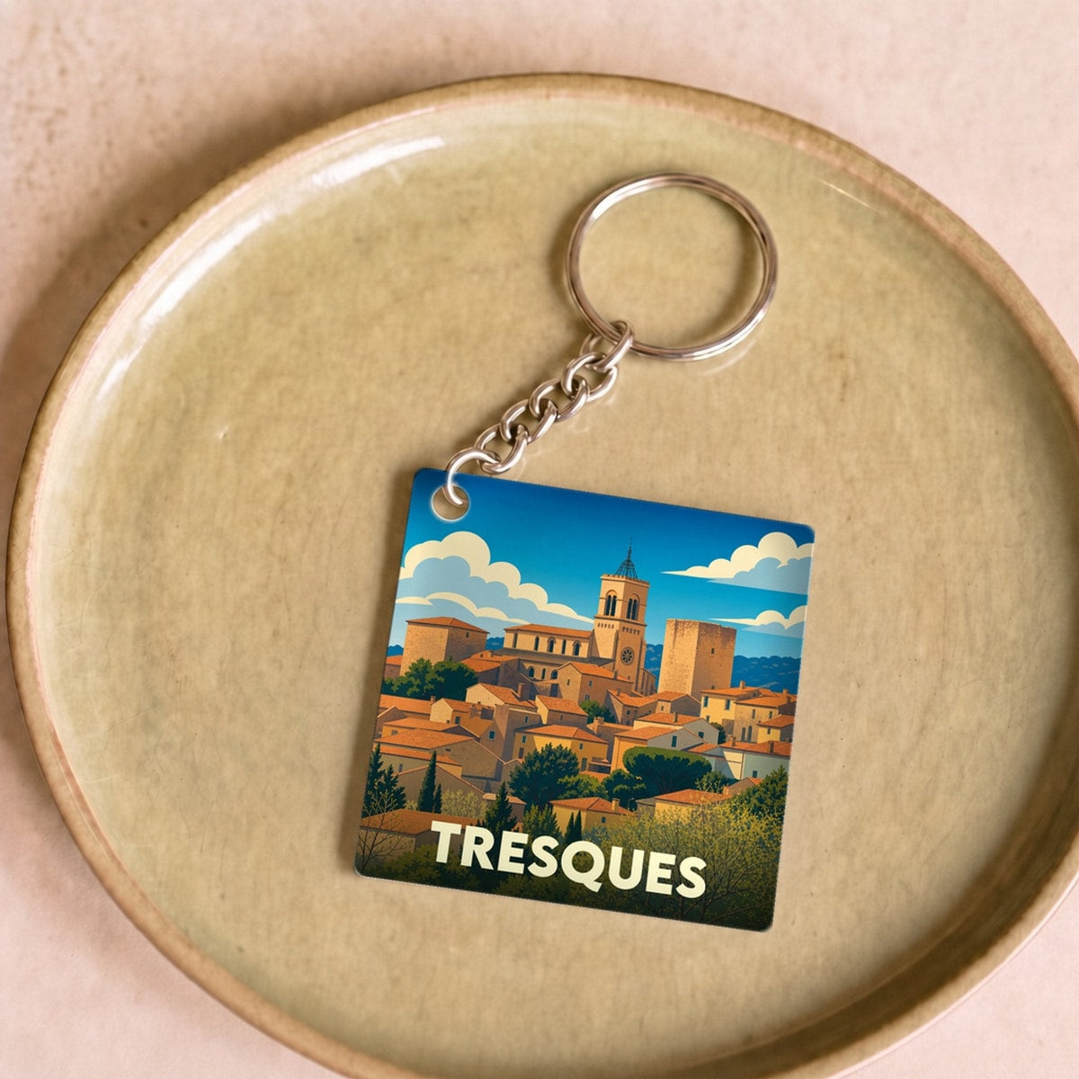 Porte-clés souvenir de la ville de Tresques avec une illustration stylisée.