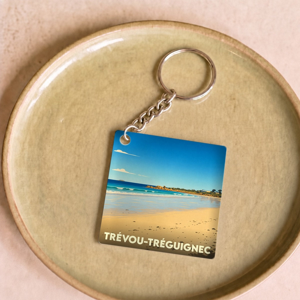 Porte-clés souvenir de la ville de Trévou-Tréguignec avec une illustration stylisée de sa plage.