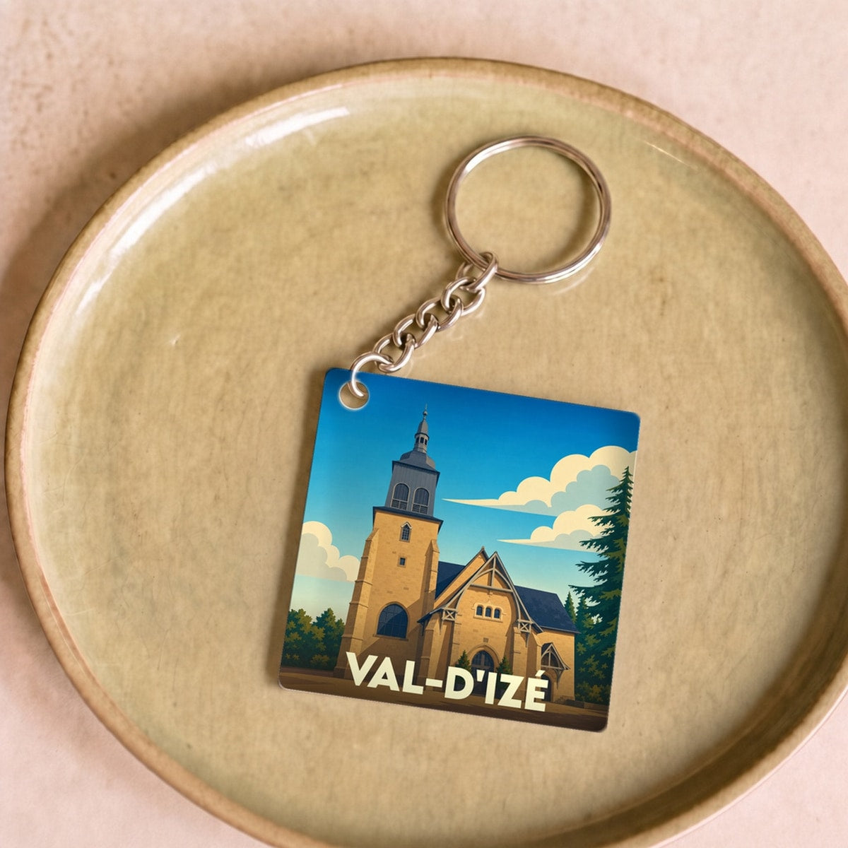 Porte-clés souvenir de la ville de Val-d'Izé avec une illustration stylisée de son église.