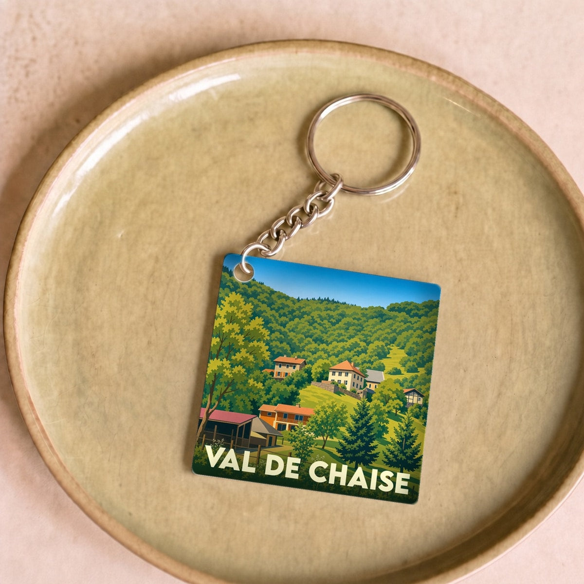 Porte-clés souvenir de Val de Chaise avec une illustration stylisée d'un paysage montagneux.
