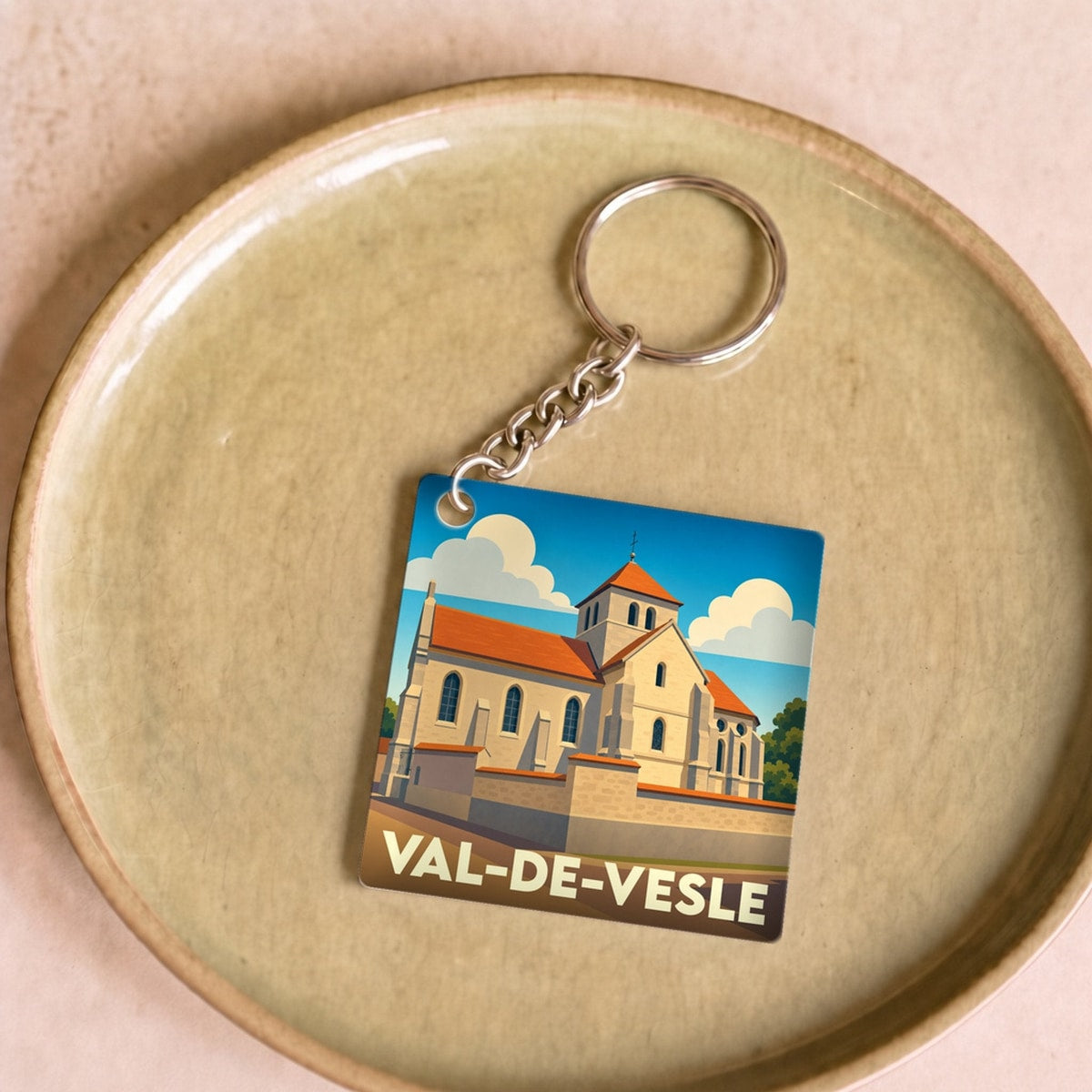 Porte-clés souvenir de Val-de-Vesle avec une illustration stylisée de son église.
