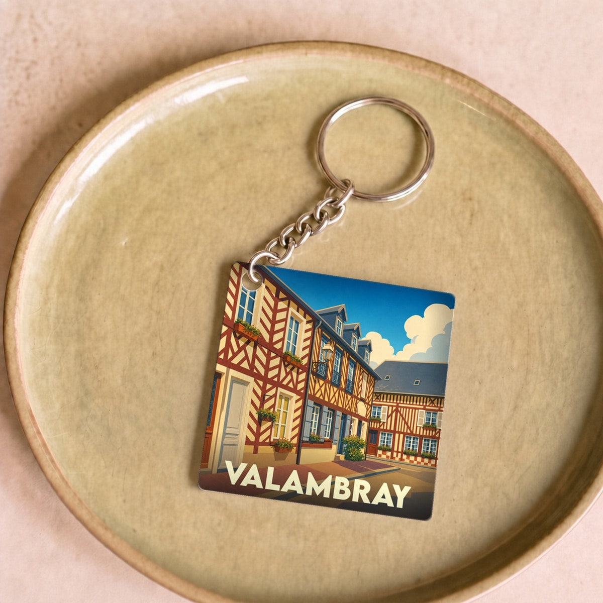 Porte-clés souvenir de la ville de Valambray avec une illustration stylisée de maisons à colombages.