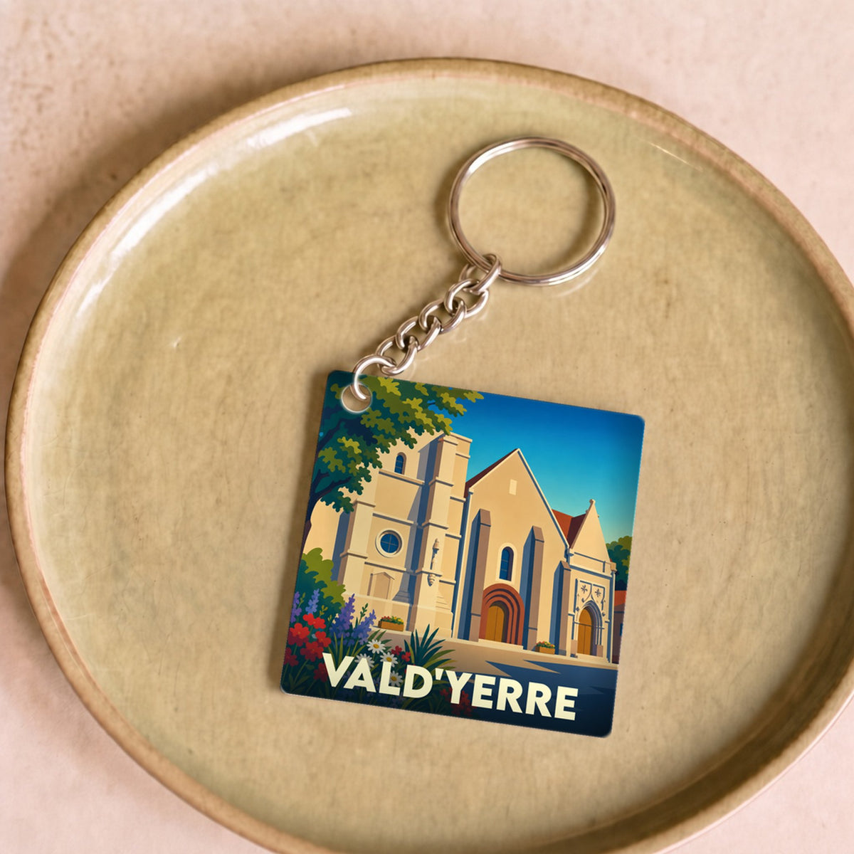 Porte-clés souvenir de la ville de Vald'Yerre avec une illustration stylisée de son église.