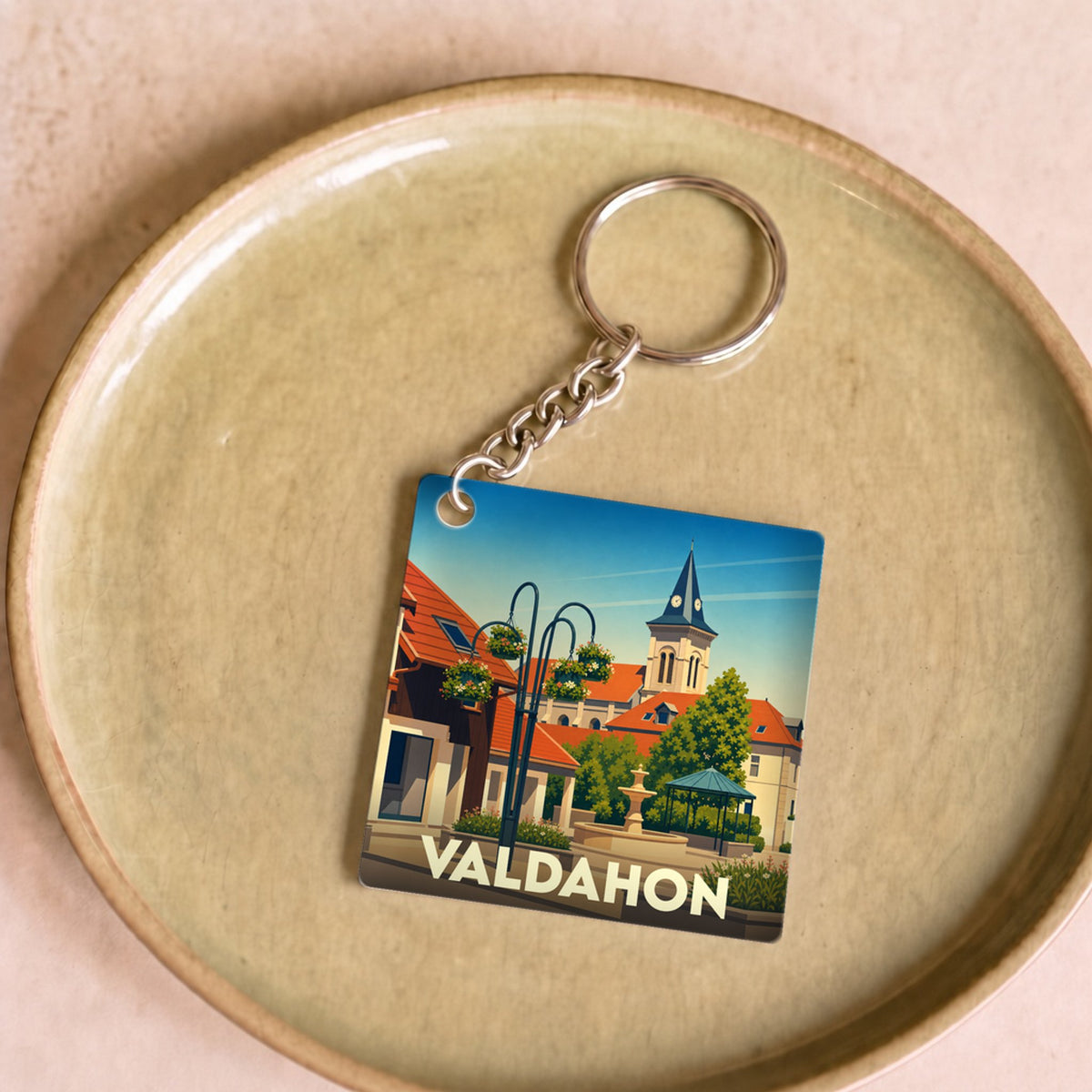 Porte-clés souvenir de la ville de Valdahon avec une illustration stylisée.