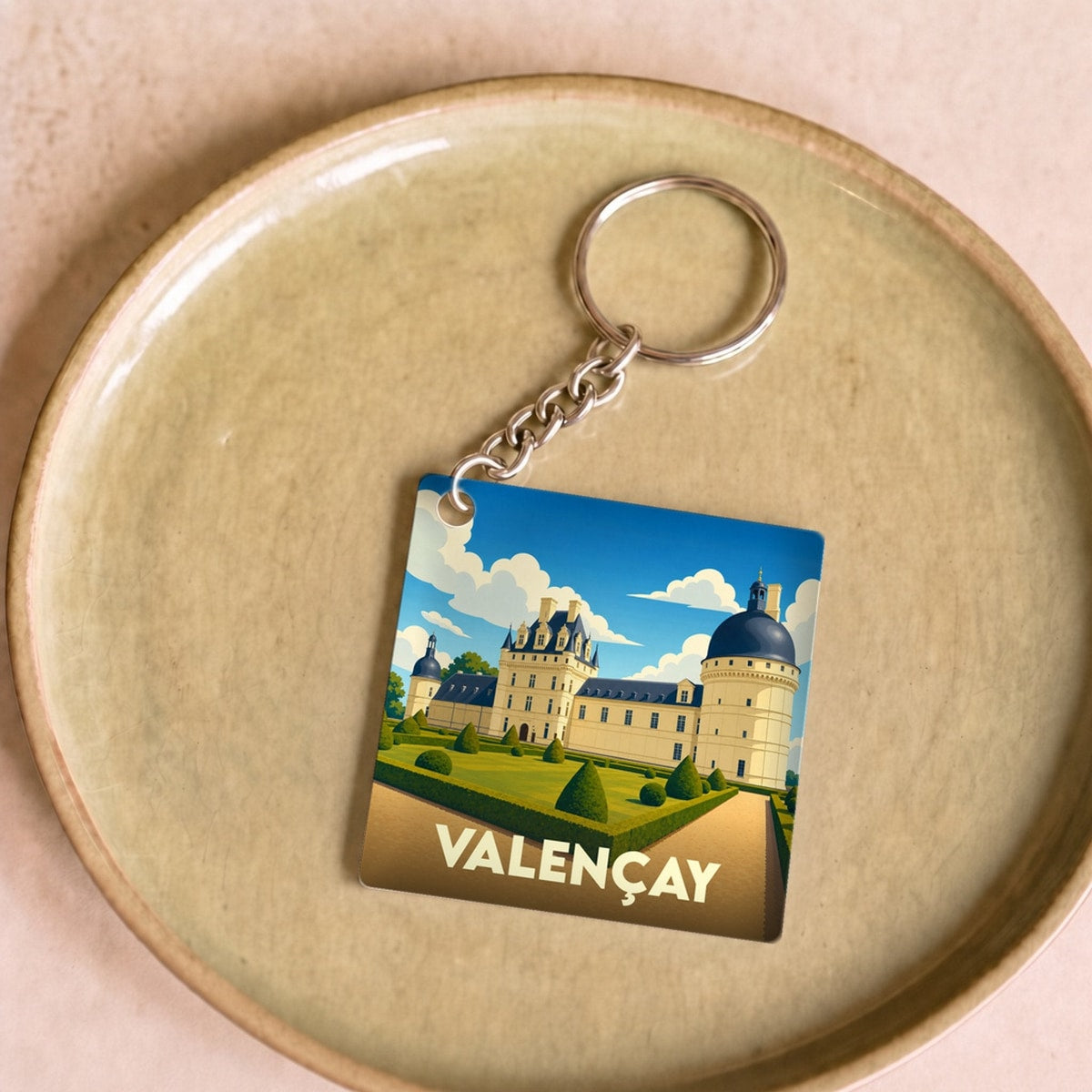 Porte-clés souvenir de la ville de Valençay avec une illustration stylisée de son château.