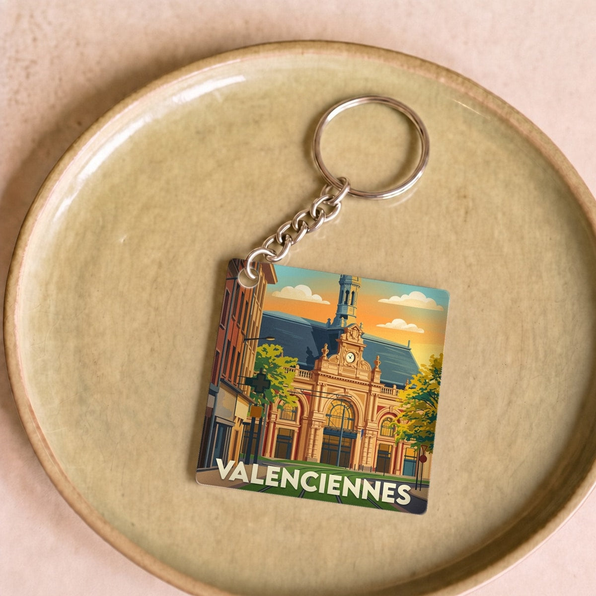 Porte-clés souvenir de la ville de Valenciennes avec une illustration stylisée.