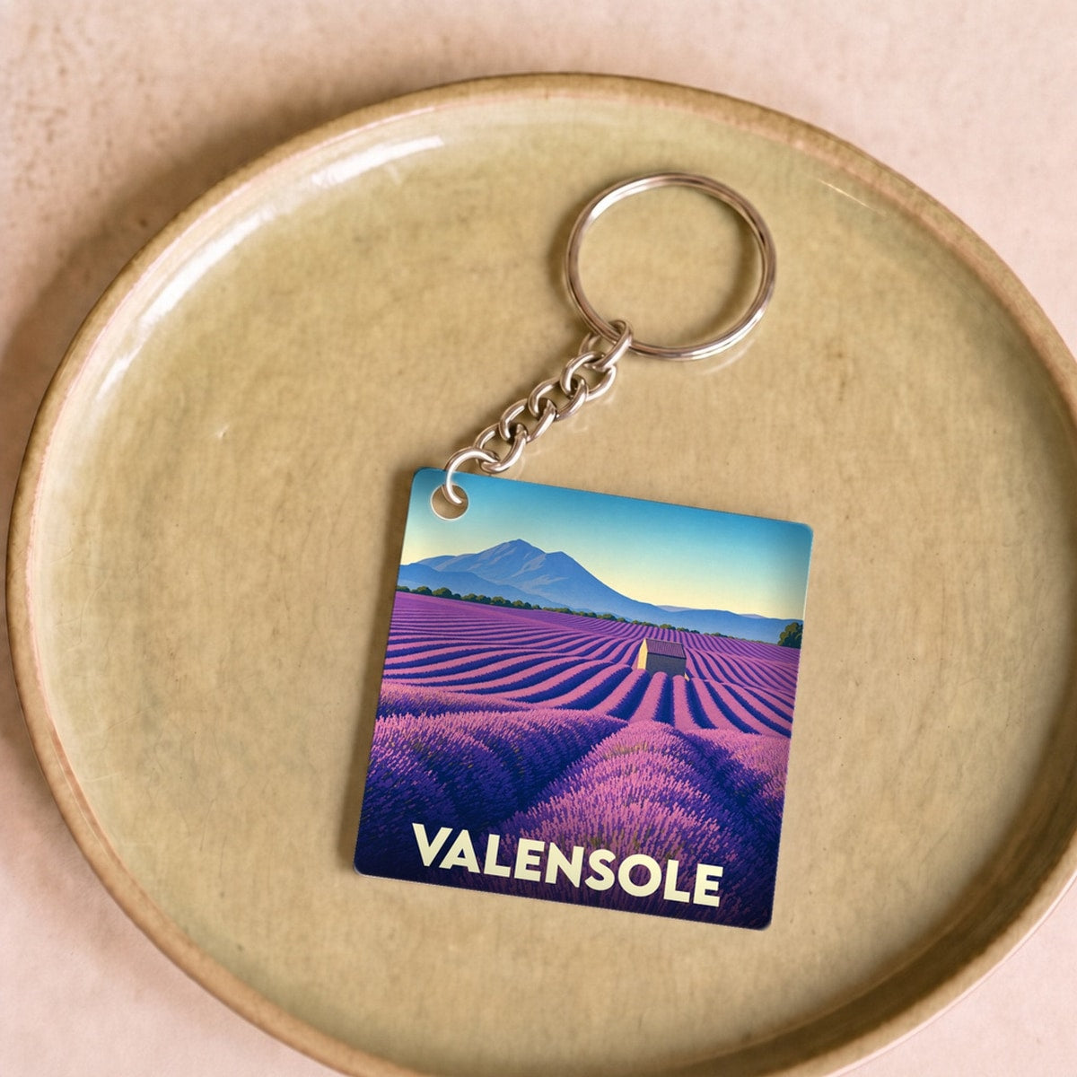 Porte-clés souvenir de la ville de Valensole illustré d'un champ de lavande stylisé.