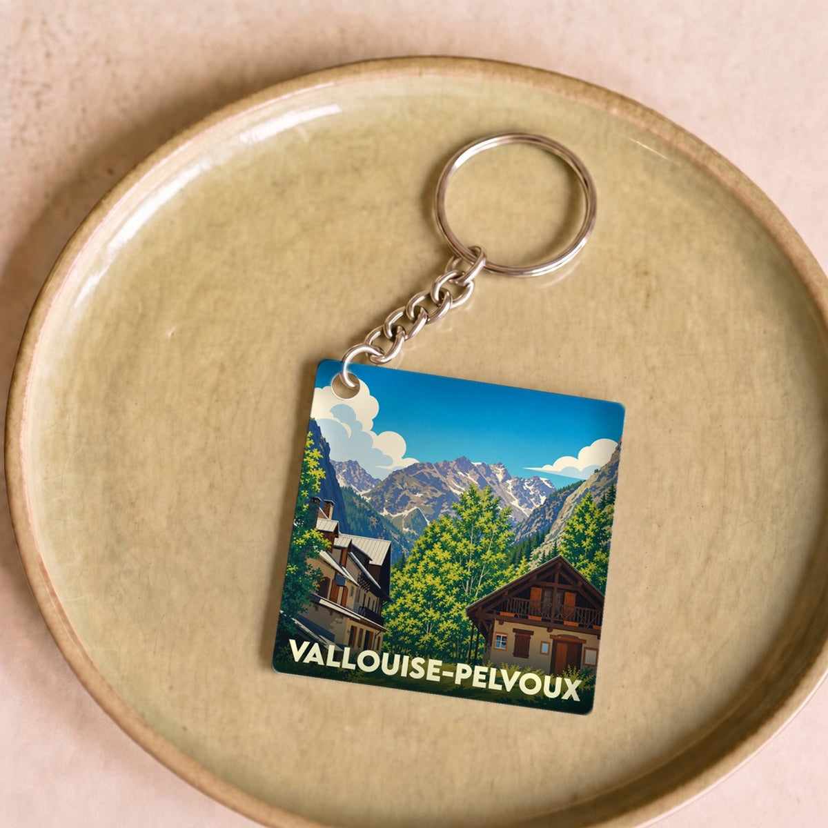 Porte-clés souvenir de la ville de Vallouise-Pelvoux avec une illustration de paysage de montagne.