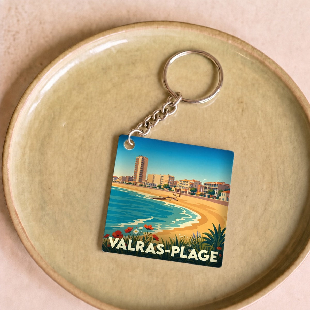 Porte-clés souvenir de Valras-Plage avec une illustration stylisée de son front de mer.