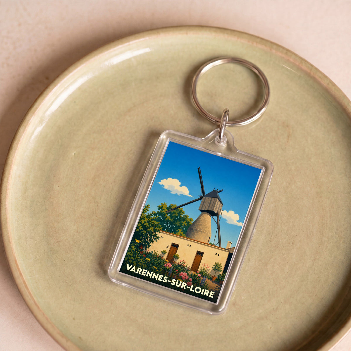 Porte-clés souvenir de Varennes-sur-Loire avec une illustration stylisée d'un moulin à vent.