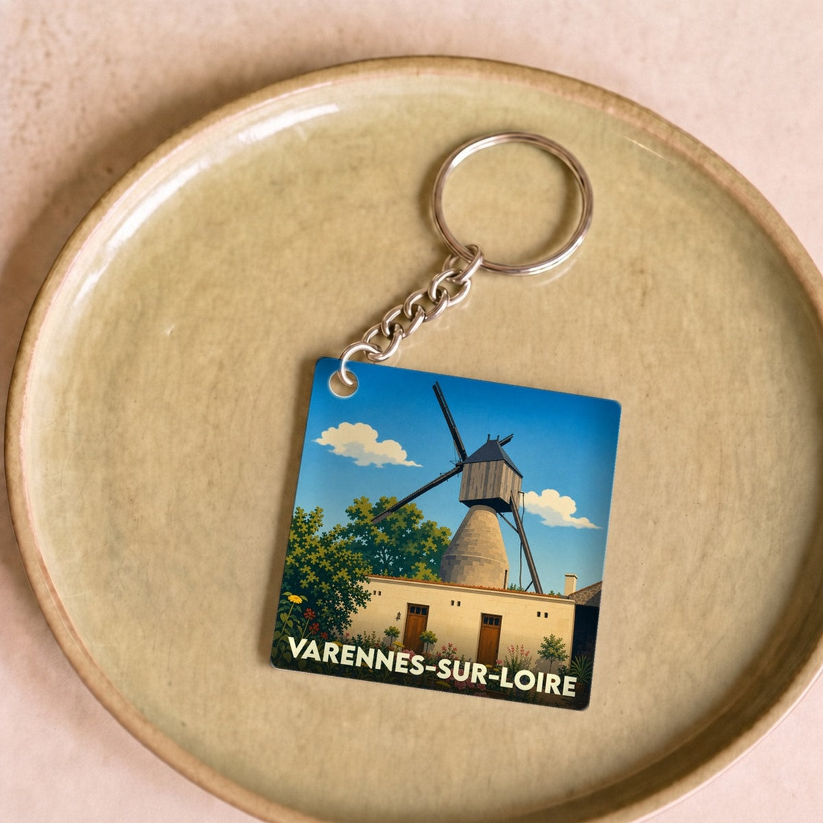 Porte-clés souvenir de Varennes-sur-Loire avec une illustration stylisée d'un moulin à vent.