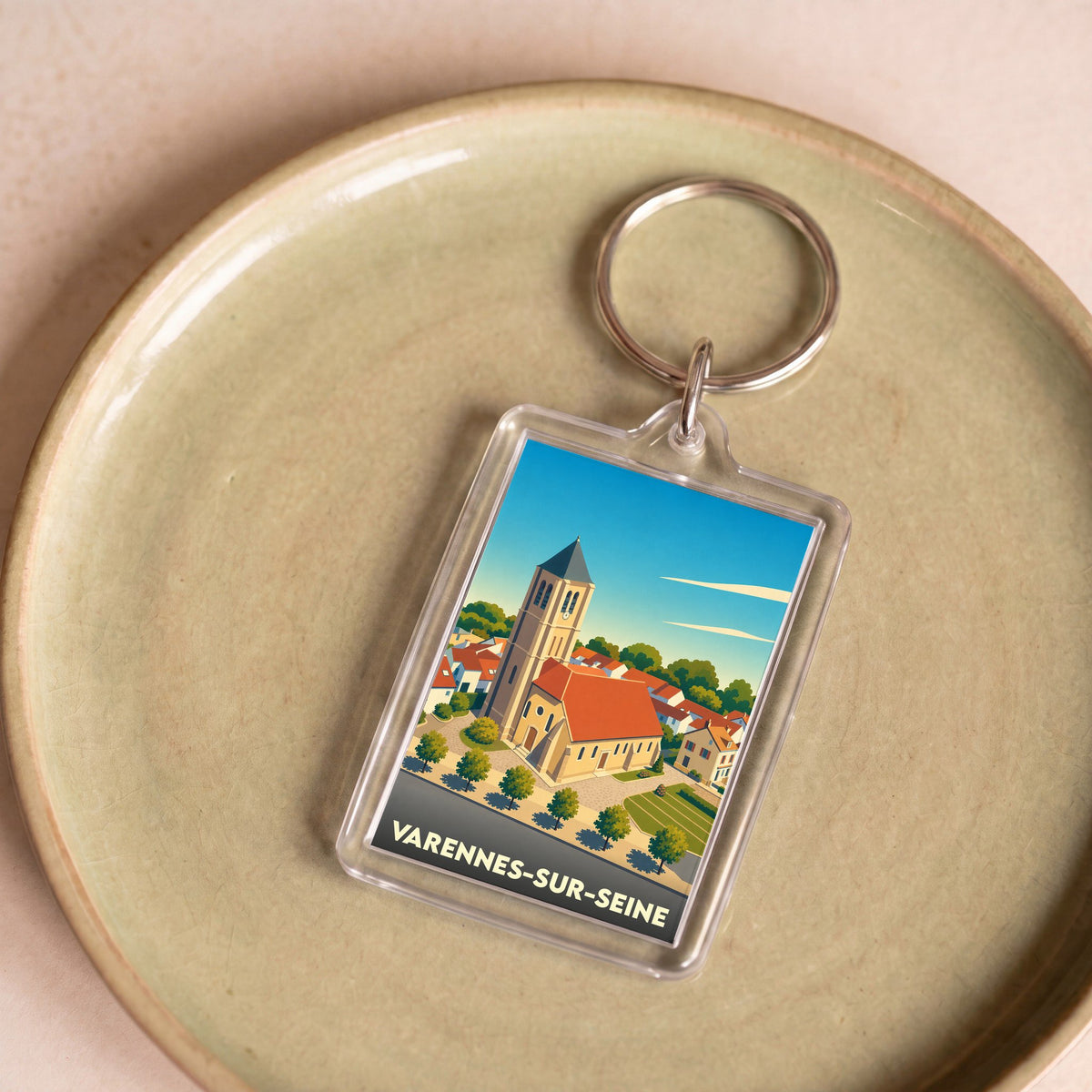 Porte-clés souvenir de la ville de Varennes-sur-Seine avec une illustration stylisée de son église.