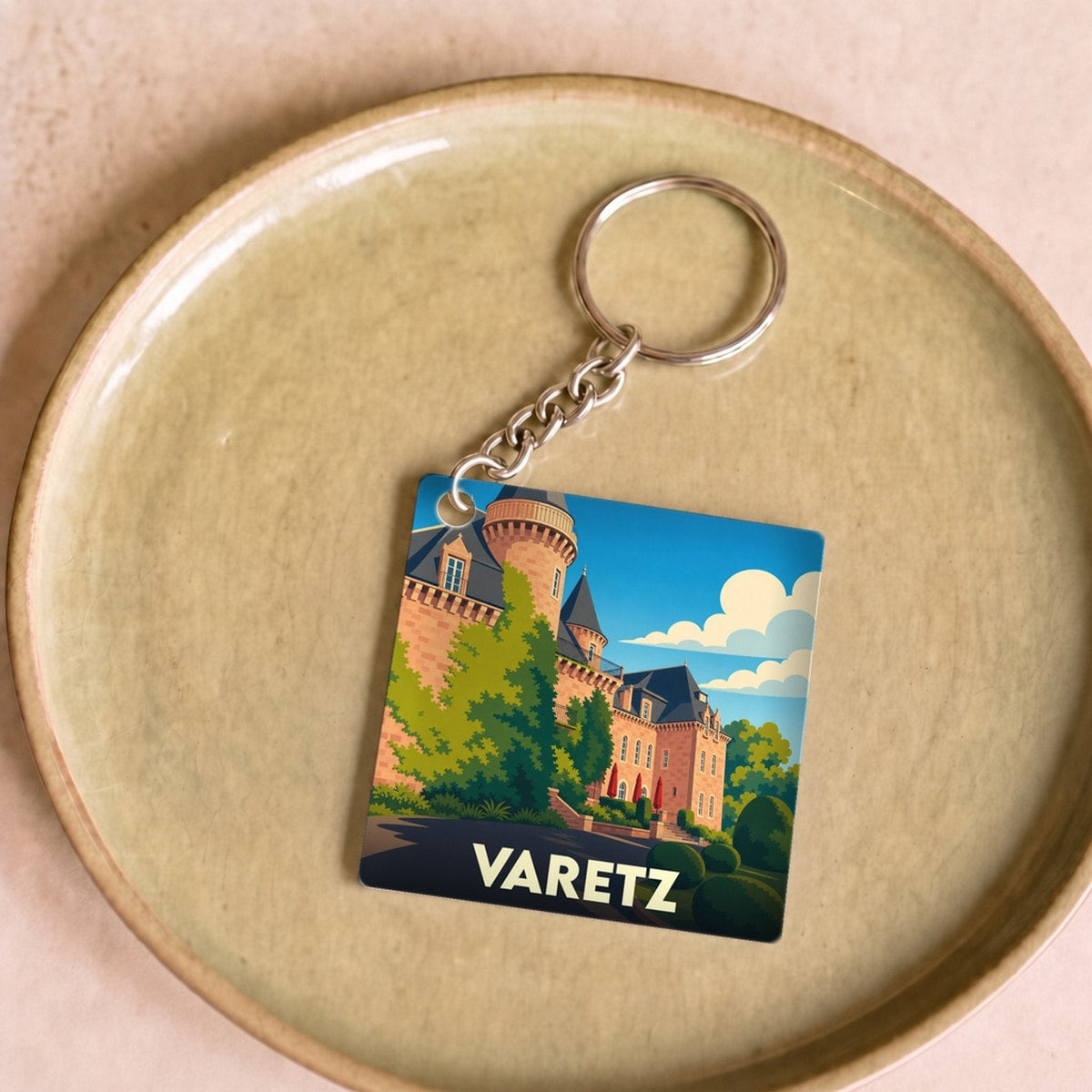Porte-clés souvenir de la ville de Varetz avec une illustration stylisée d'un château.
