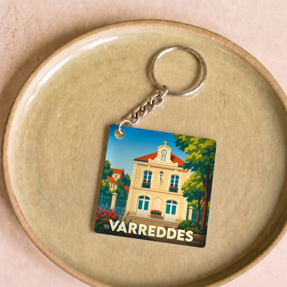Porte-clés souvenir de la ville de Varreddes avec une illustration stylisée de sa mairie.