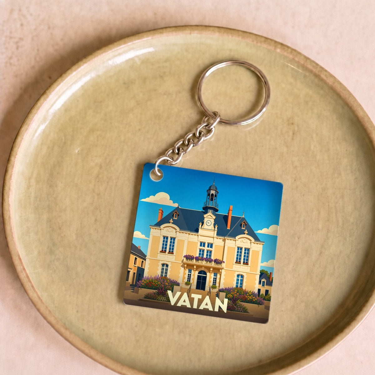 Porte-clés souvenir de la ville de Vatan avec une illustration stylisée de son hôtel de ville.