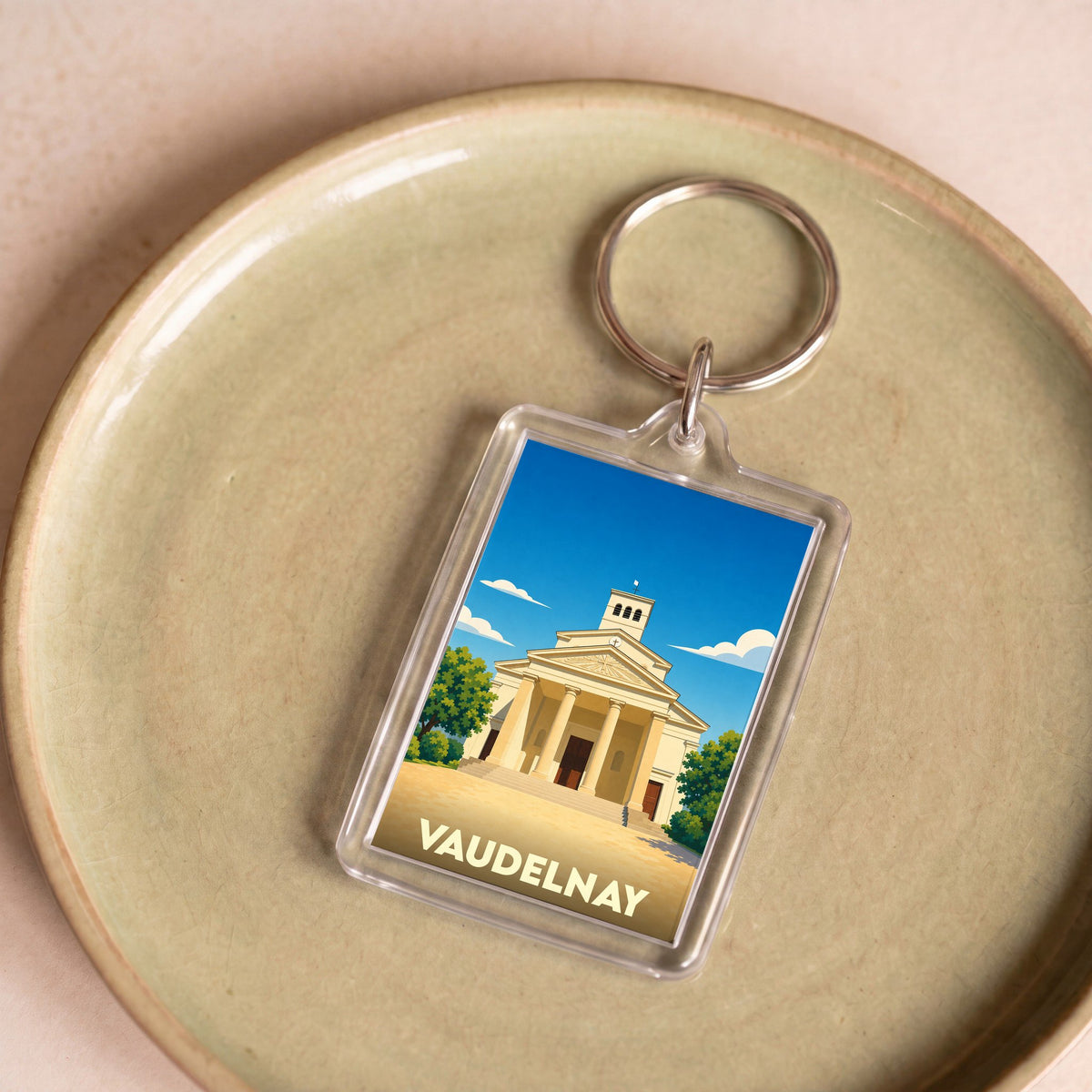 Porte-clés souvenir de la ville de Vaudelnay avec une illustration stylisée de son église.