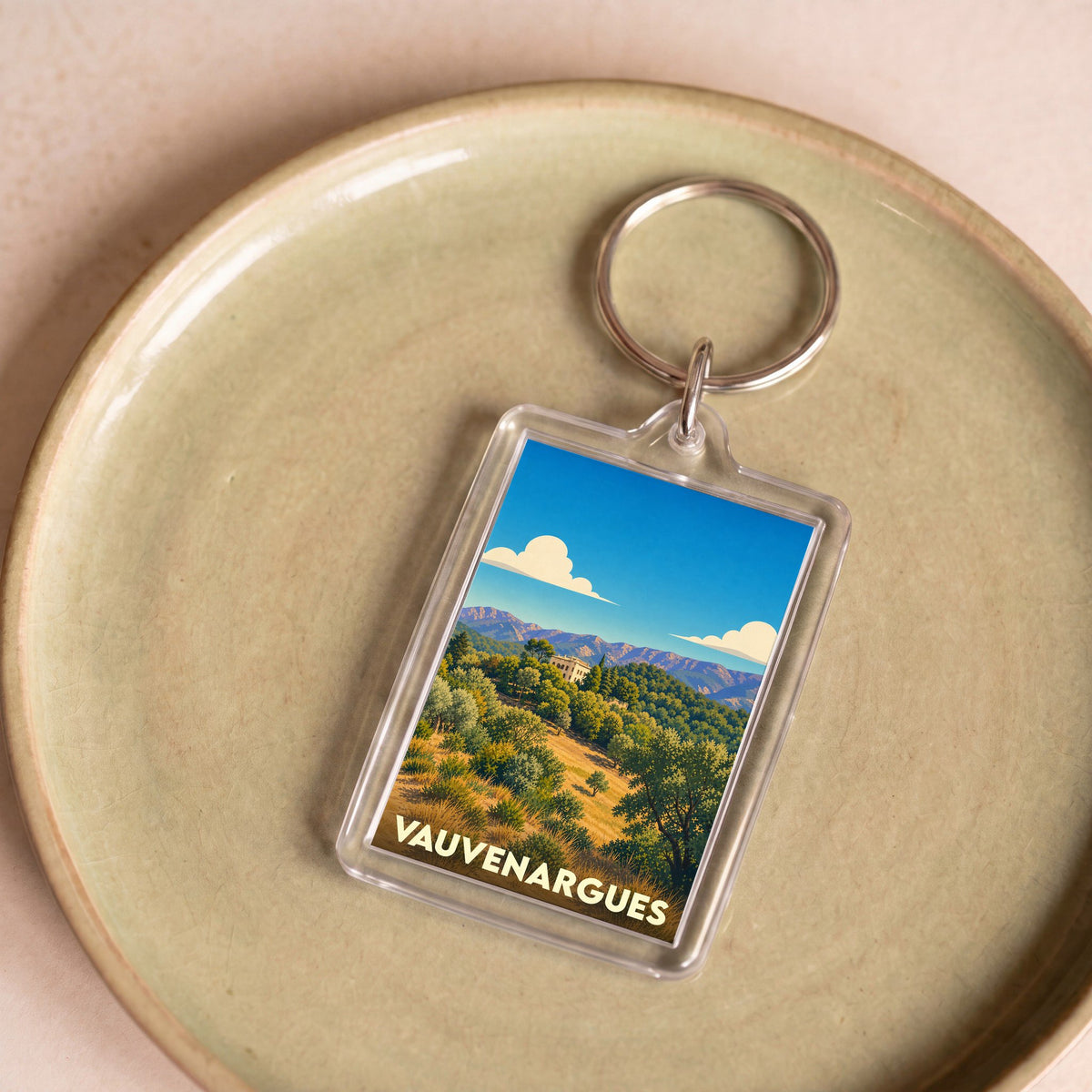 Porte-clés souvenir de la ville de Vauvenargues avec une illustration stylisée de son paysage provençal.