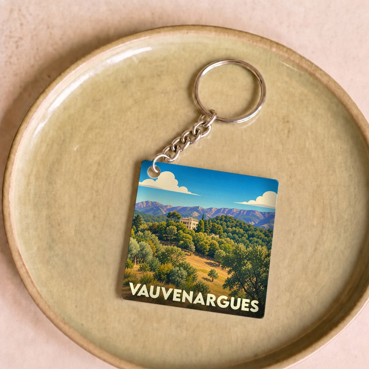 Porte-clés souvenir de la ville de Vauvenargues avec une illustration stylisée de son paysage provençal.