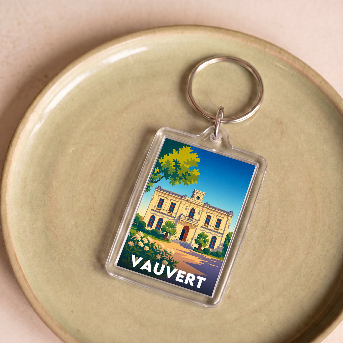Porte-clés souvenir de la ville de Vauvert avec une illustration stylisée d'un bâtiment emblématique.