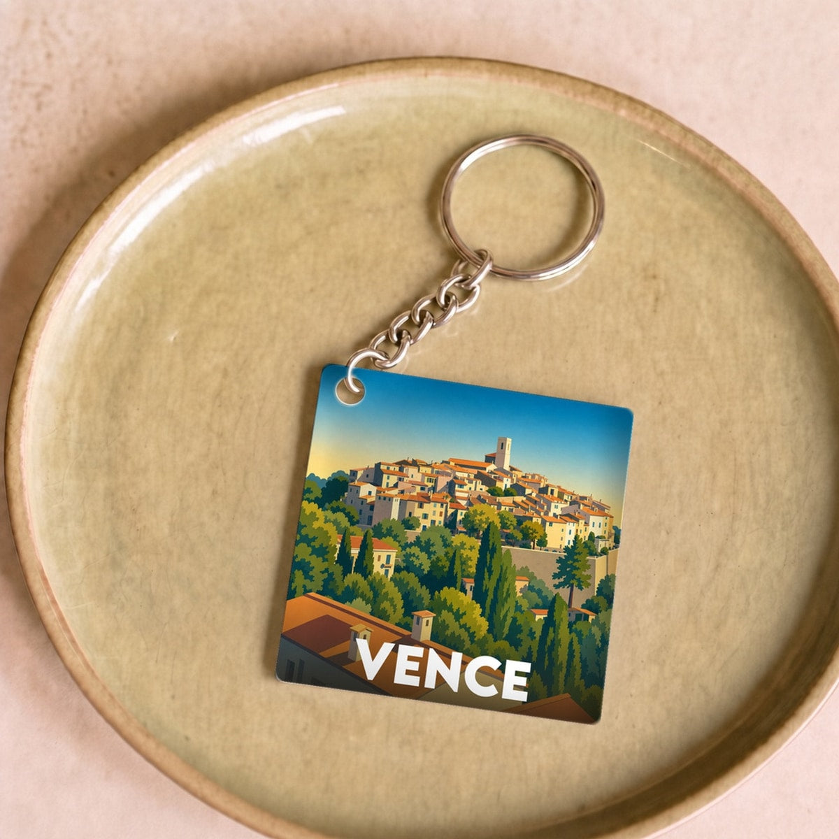 Porte-clés souvenir de la ville de Vence avec une illustration stylisée.