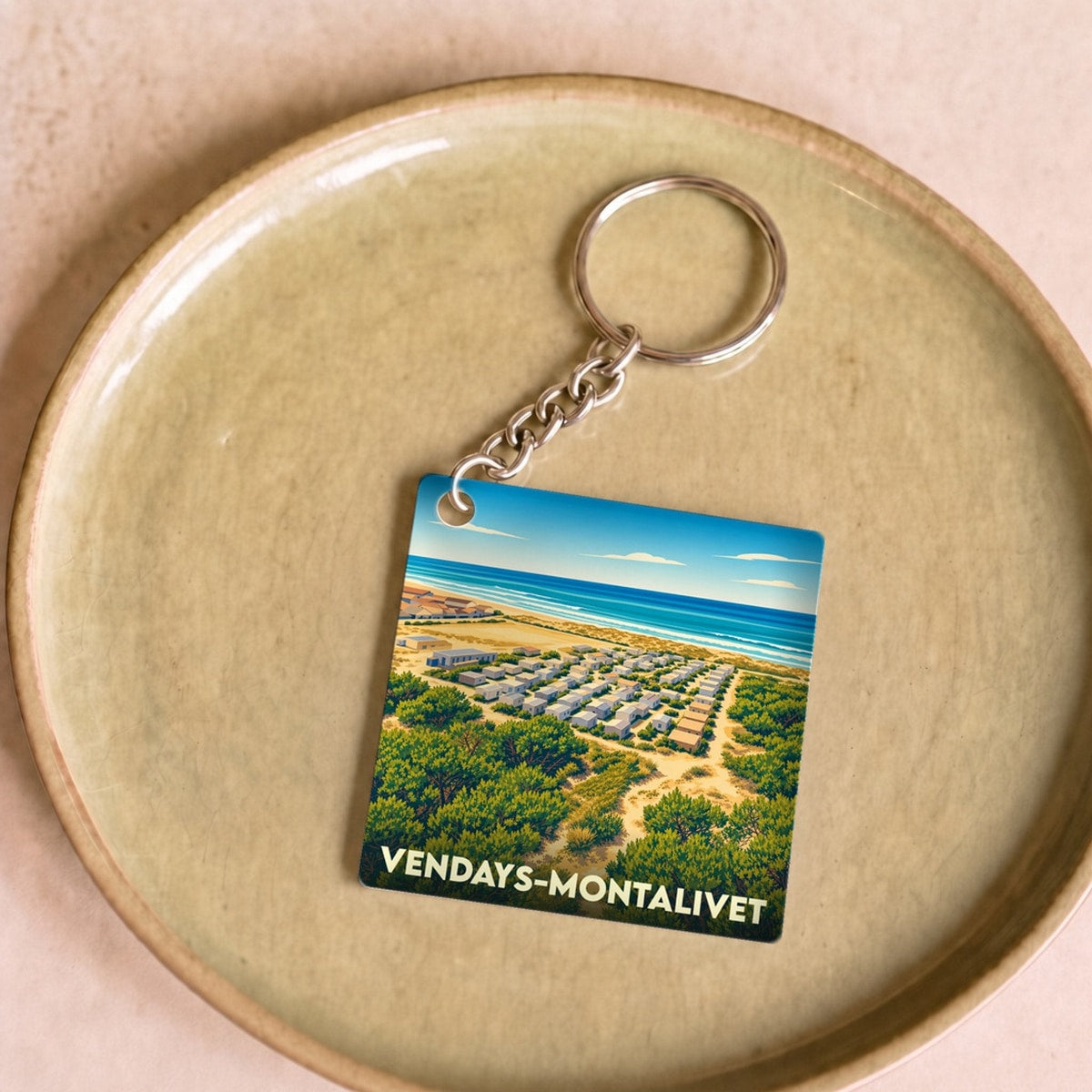 Porte-clés souvenir de la ville de Vendays-Montalivet avec une illustration stylisée du bord de mer.