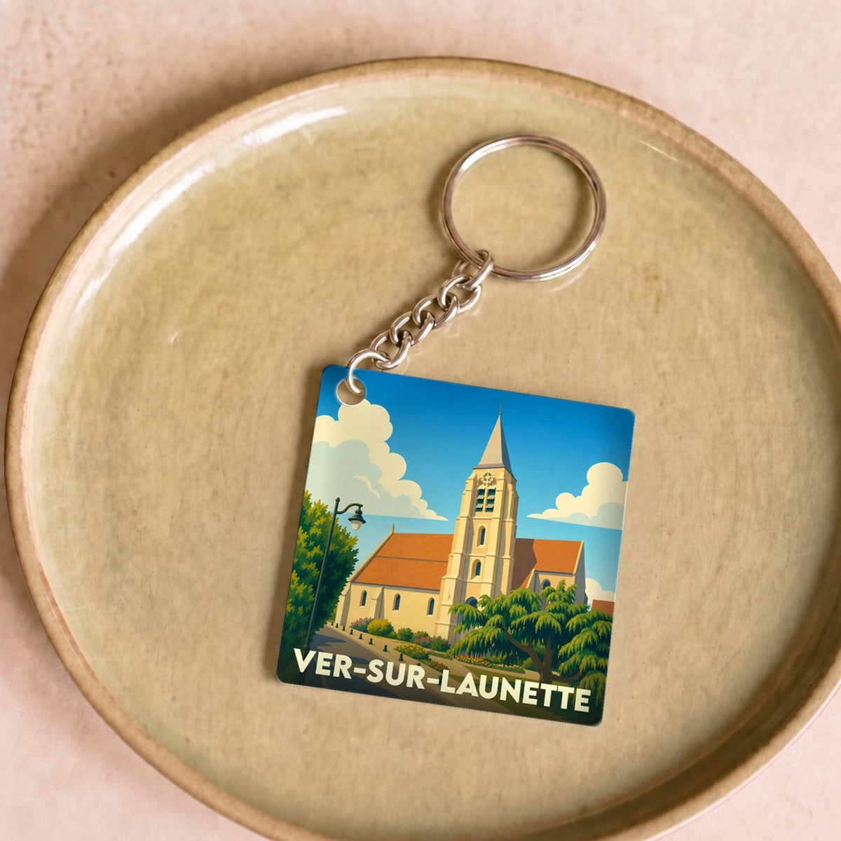 Porte-clés souvenir de la ville de Ver-sur-Launette avec une illustration stylisée de son église.
