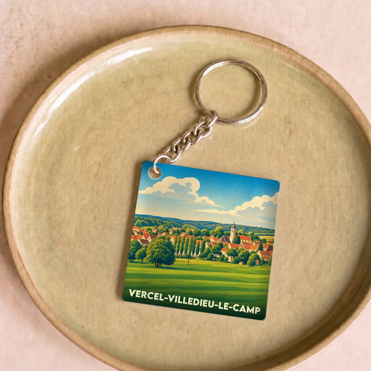 Porte-clés souvenir de la ville de Vercel-Villedieu-le-Camp avec une illustration stylisée.