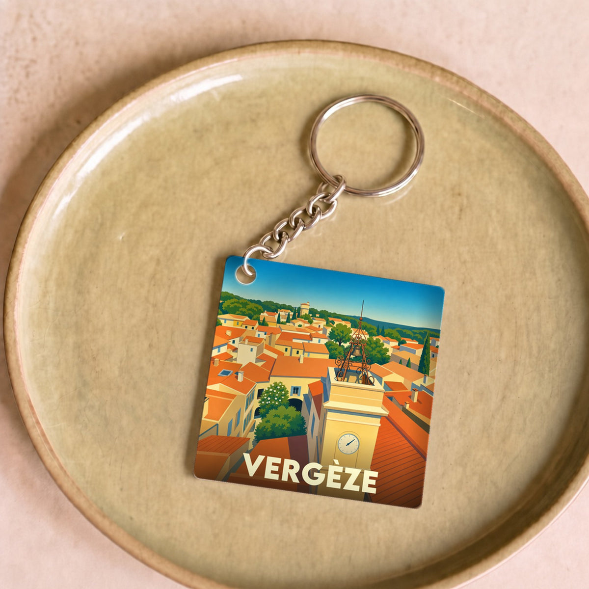 Porte-clés souvenir de la ville de Vergèze avec une illustration stylisée de ses toits et de son clocher.
