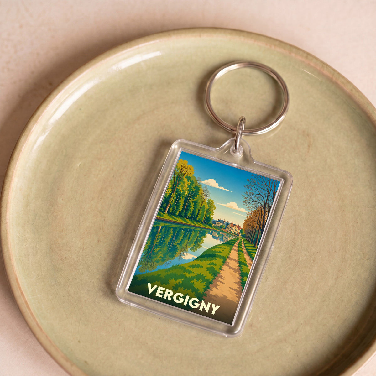 Porte-clés souvenir de la ville de Vergigny avec une illustration stylisée de son paysage.