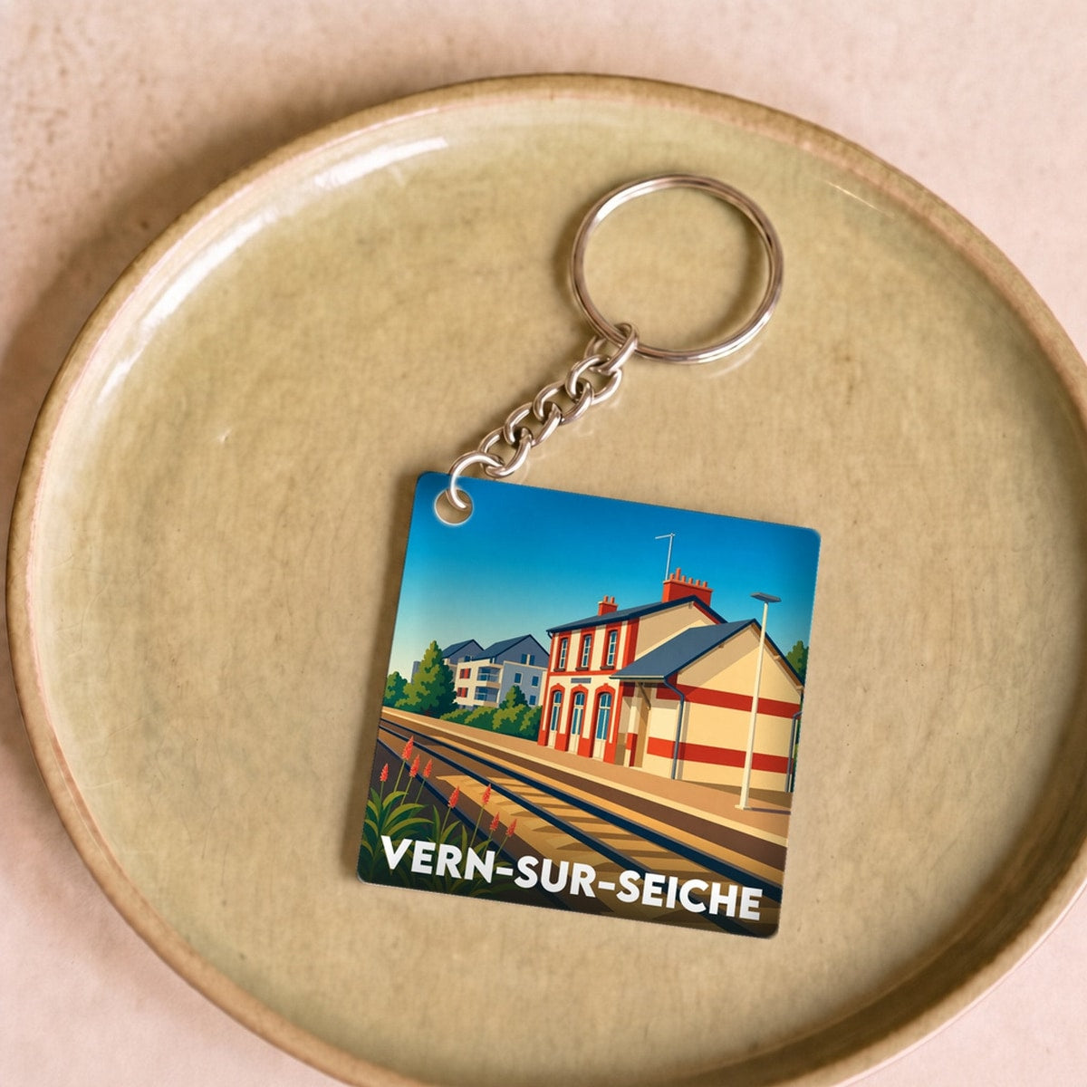 Porte-clés souvenir de la ville de Vern-sur-Seiche avec une illustration stylisée de sa gare.
