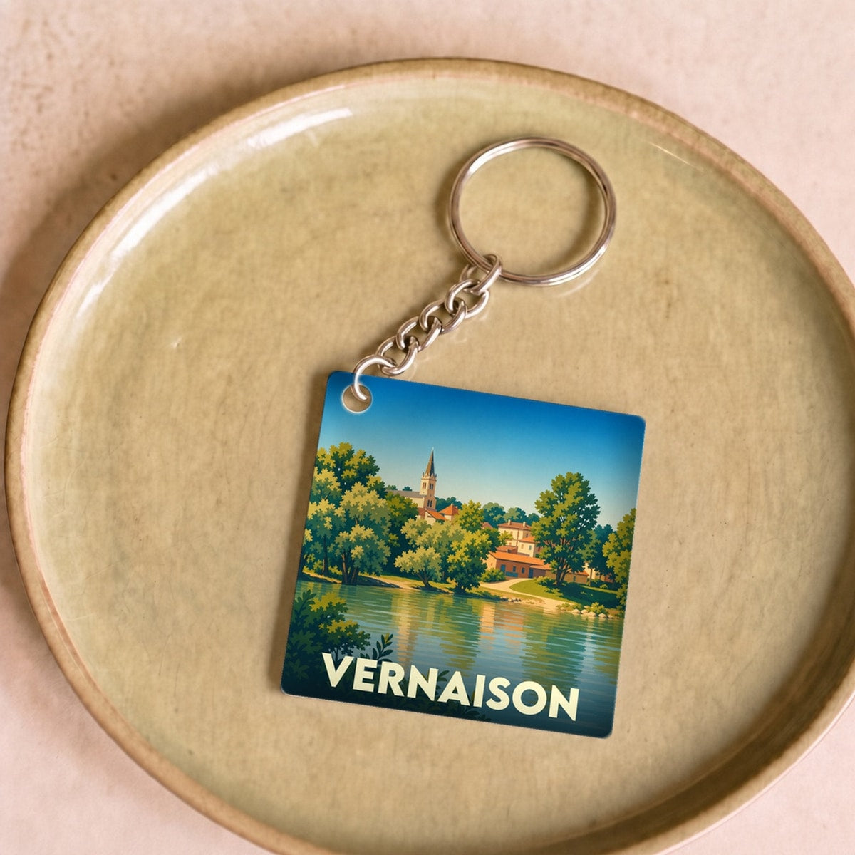 Porte-clés souvenir de la ville de Vernaison avec une illustration stylisée des bords du Rhône.
