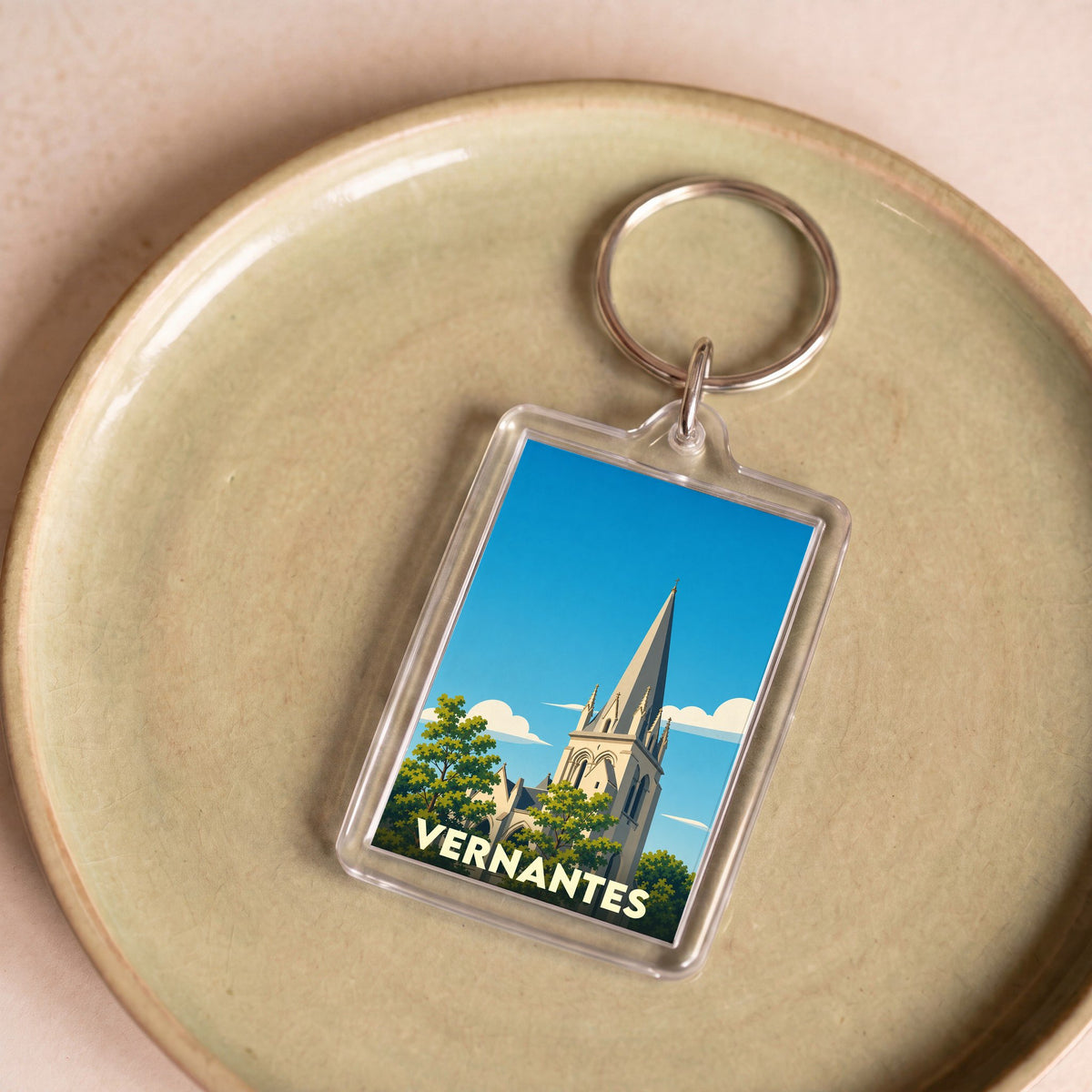 Porte-clés souvenir de la ville de Vernantes avec une illustration stylisée de son église.