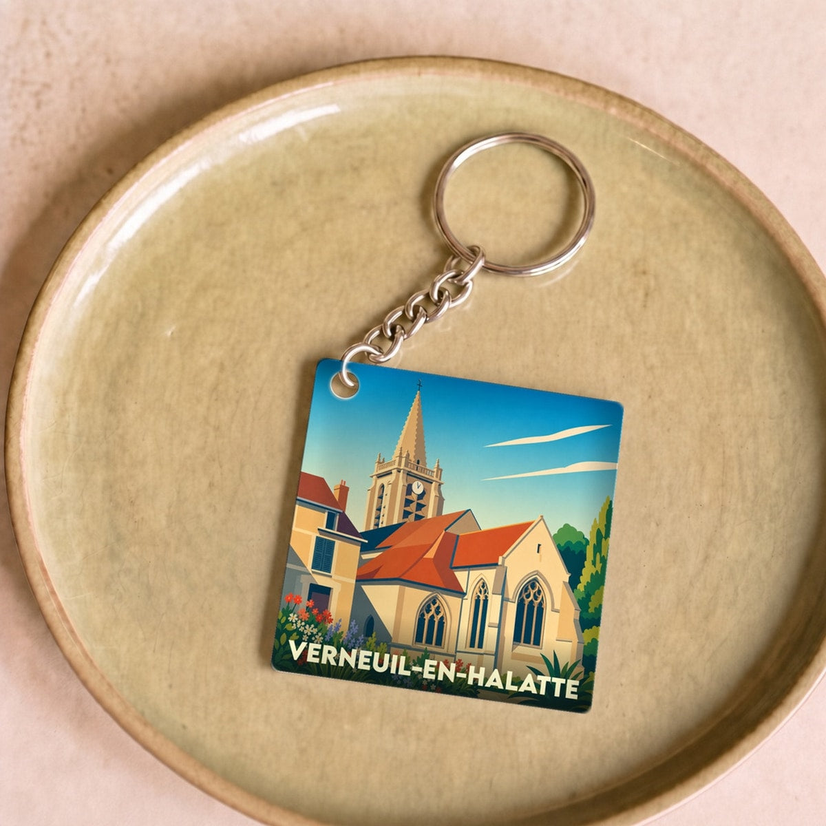 Porte-clés souvenir de Verneuil-en-Halatte avec une illustration stylisée de son église.