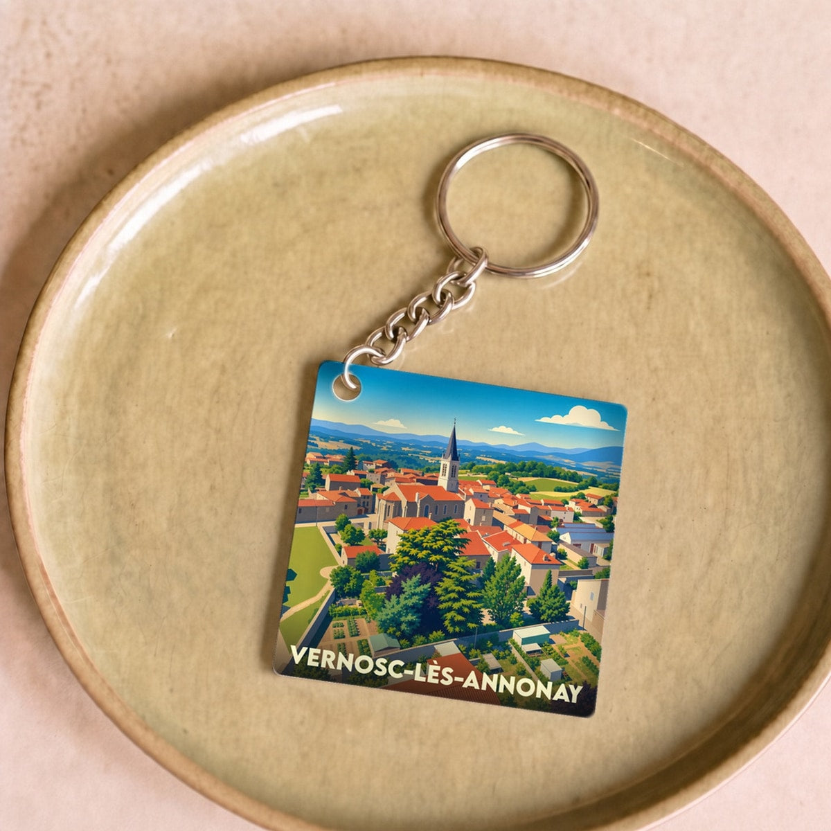 Porte-clés souvenir de la ville de Vernosc-lès-Annonay avec une illustration panoramique stylisée.