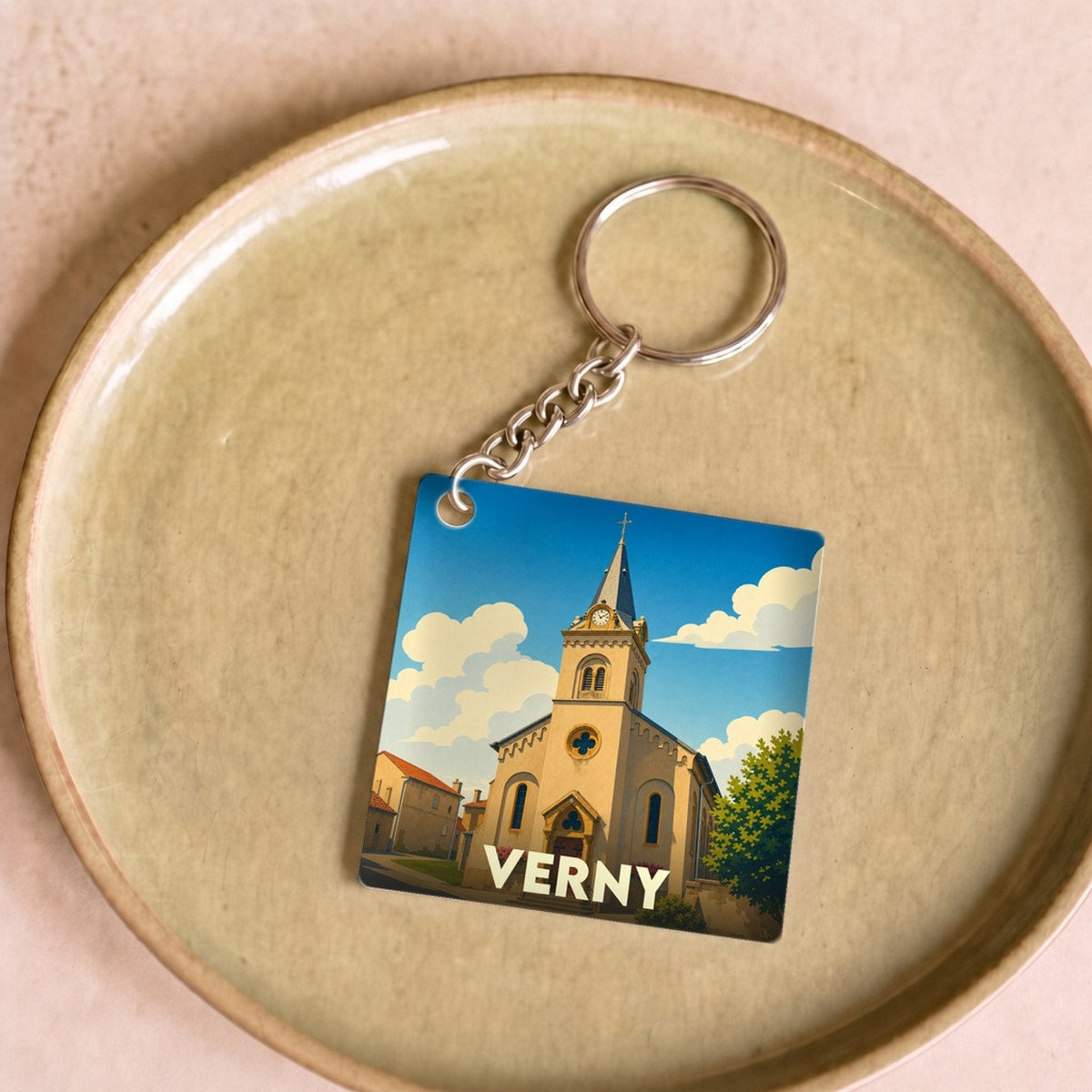 Porte-clés souvenir de la ville de Verny avec une illustration stylisée de son église.