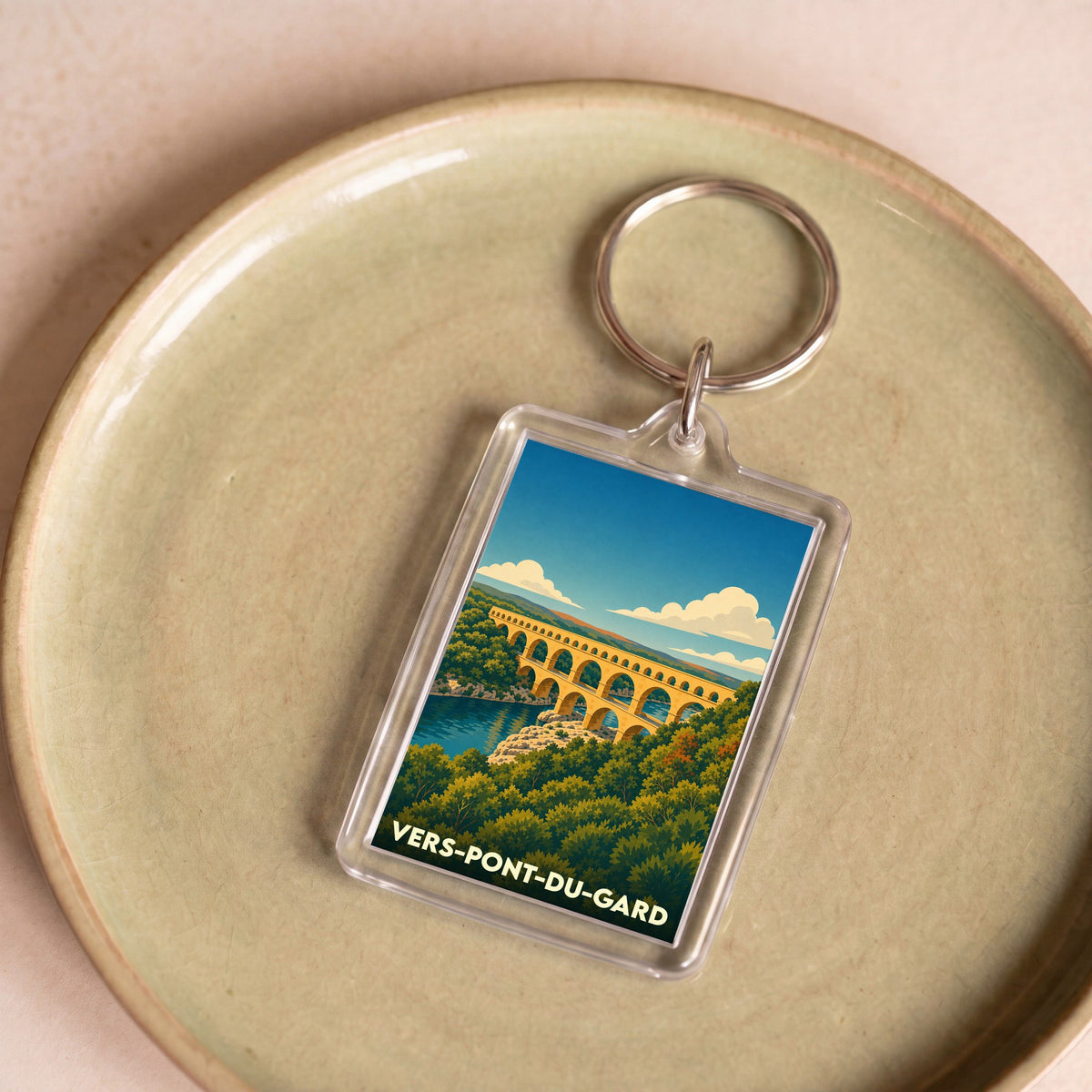 Porte-clés souvenir de la ville de Vers-Pont-du-Gard avec une illustration stylisée de l'aqueduc.