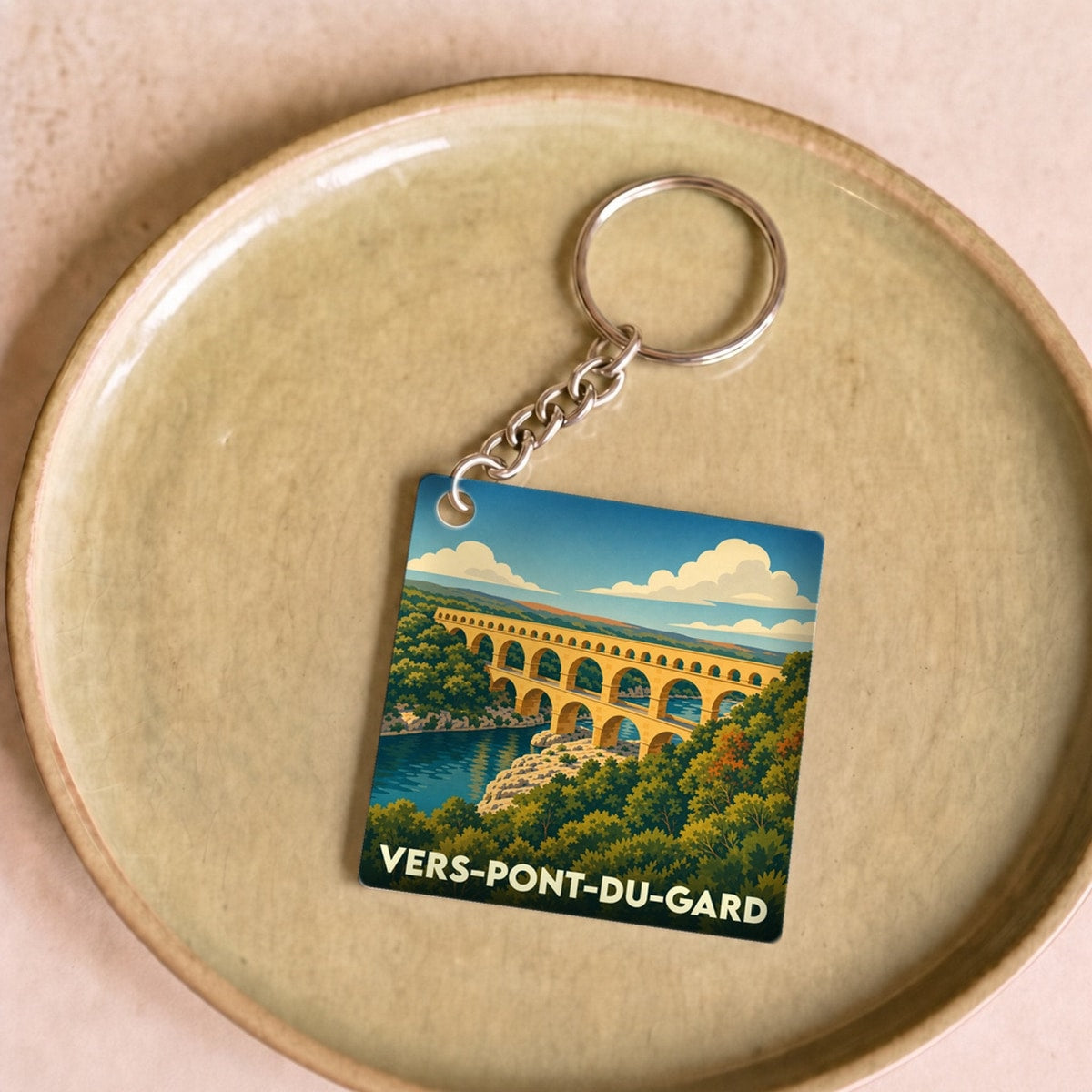 Porte-clés souvenir de la ville de Vers-Pont-du-Gard avec une illustration stylisée de l'aqueduc.