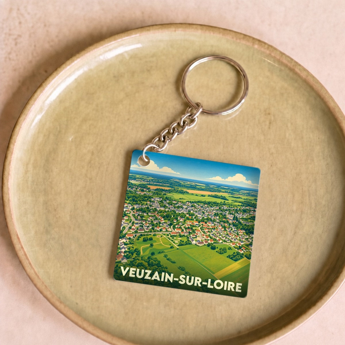 Porte-clés souvenir de la ville de Veuzain-sur-Loire avec une illustration stylisée vue du ciel.