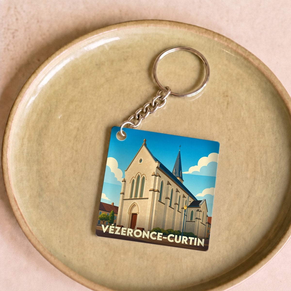 Porte-clés souvenir de la commune de Vézeronce-Curtin avec une illustration stylisée de son église.