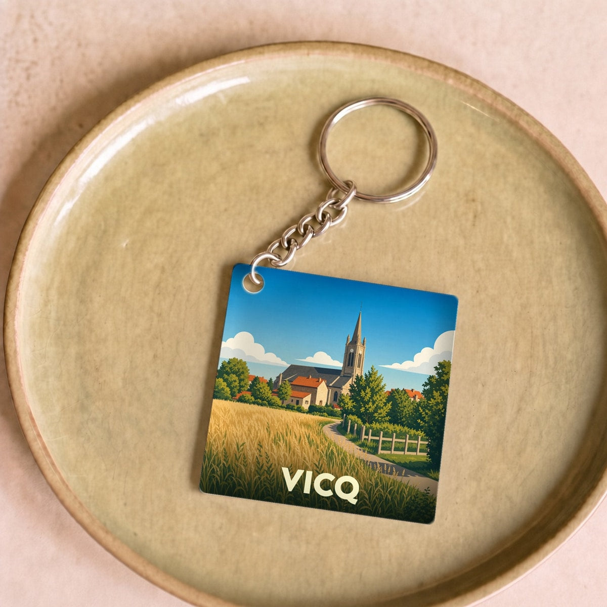 Porte-clés souvenir de la ville de Vicq avec une illustration stylisée.