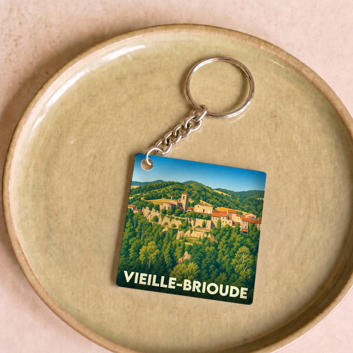 Porte-clés souvenir de la ville de Vieille-Brioude avec une illustration stylisée.
